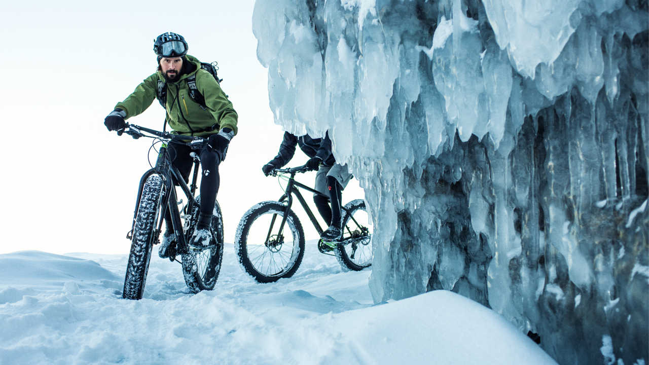 Зима какие велосипеды. Велосипед зимой. Велосипедист зимой. Горный велосипед зимой. Велосипед для зимы.